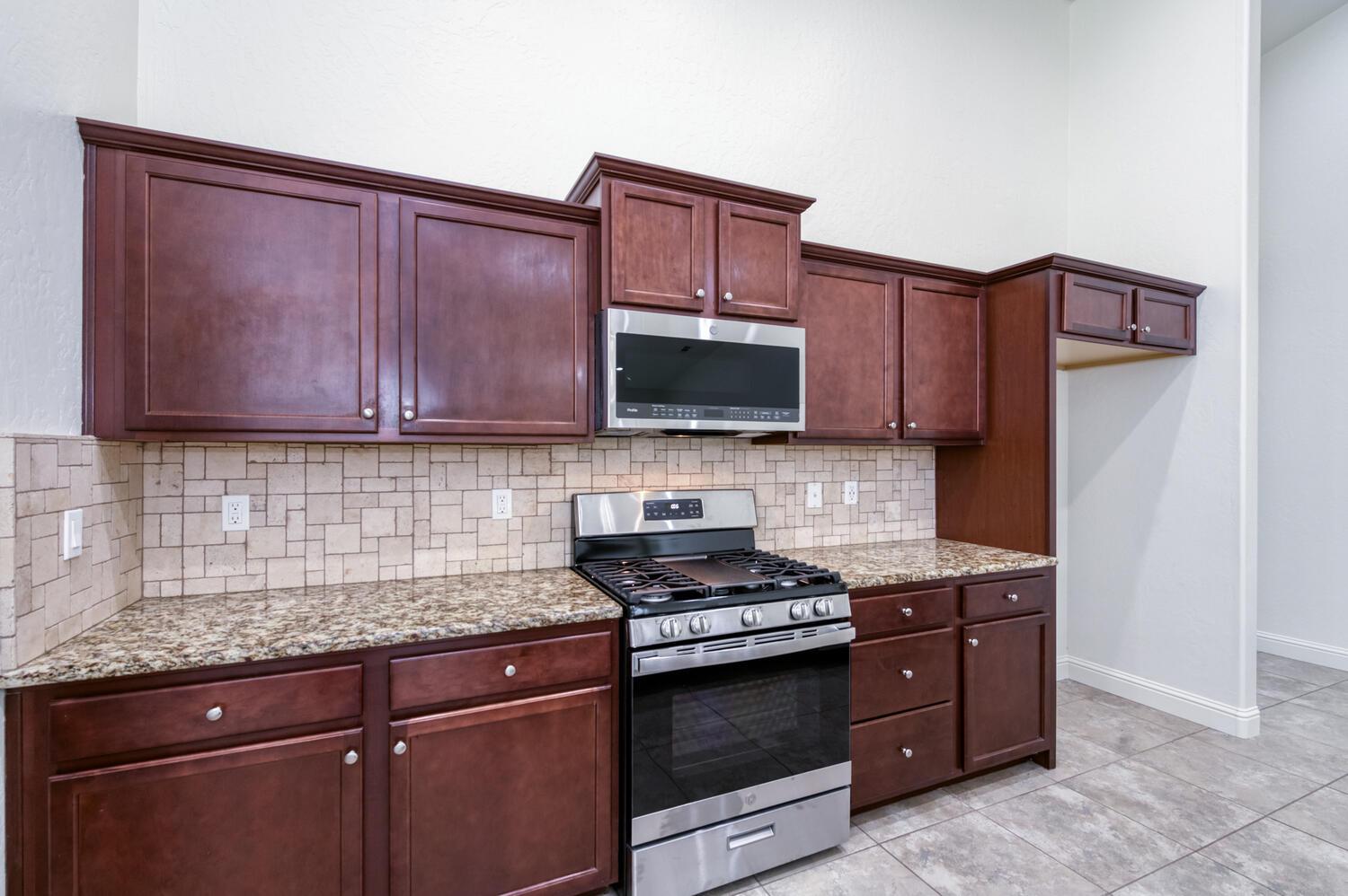 6808 W Lucas Dr, Fresno, CA 93722