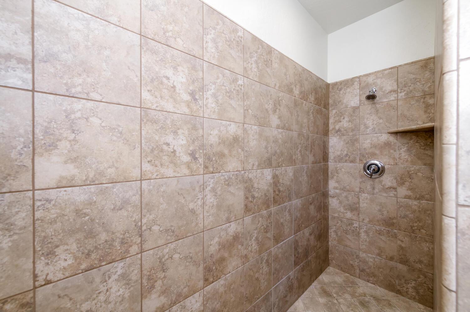 6808 W Lucas Dr, Fresno, CA 93722