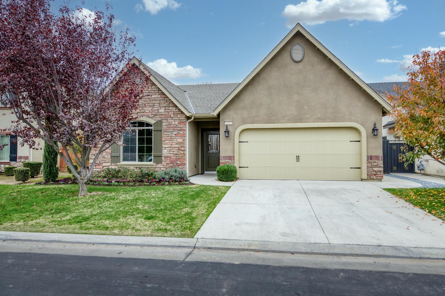 6808 W Lucas Dr, Fresno, CA 93722