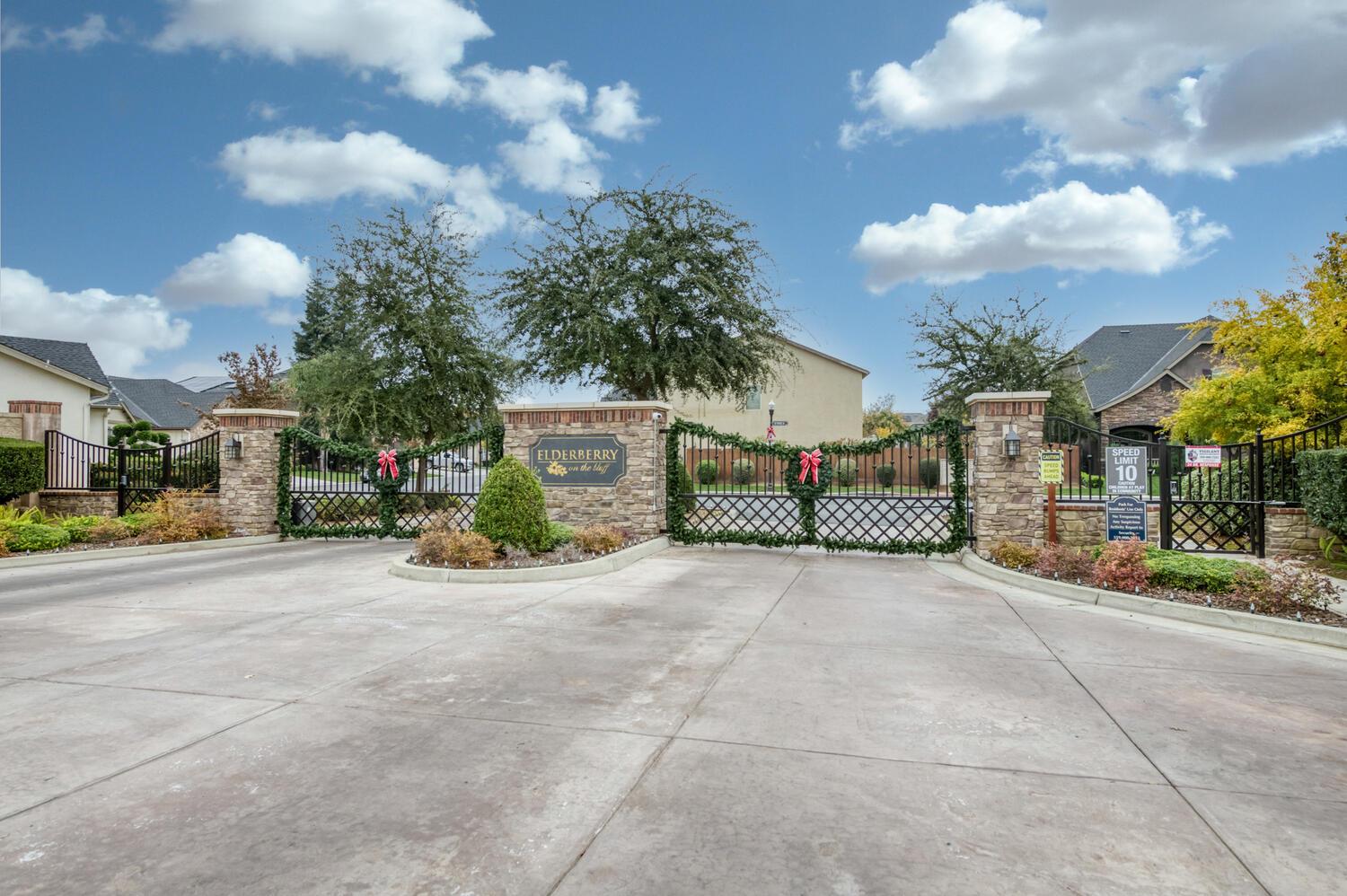 6808 W Lucas Dr, Fresno, CA 93722