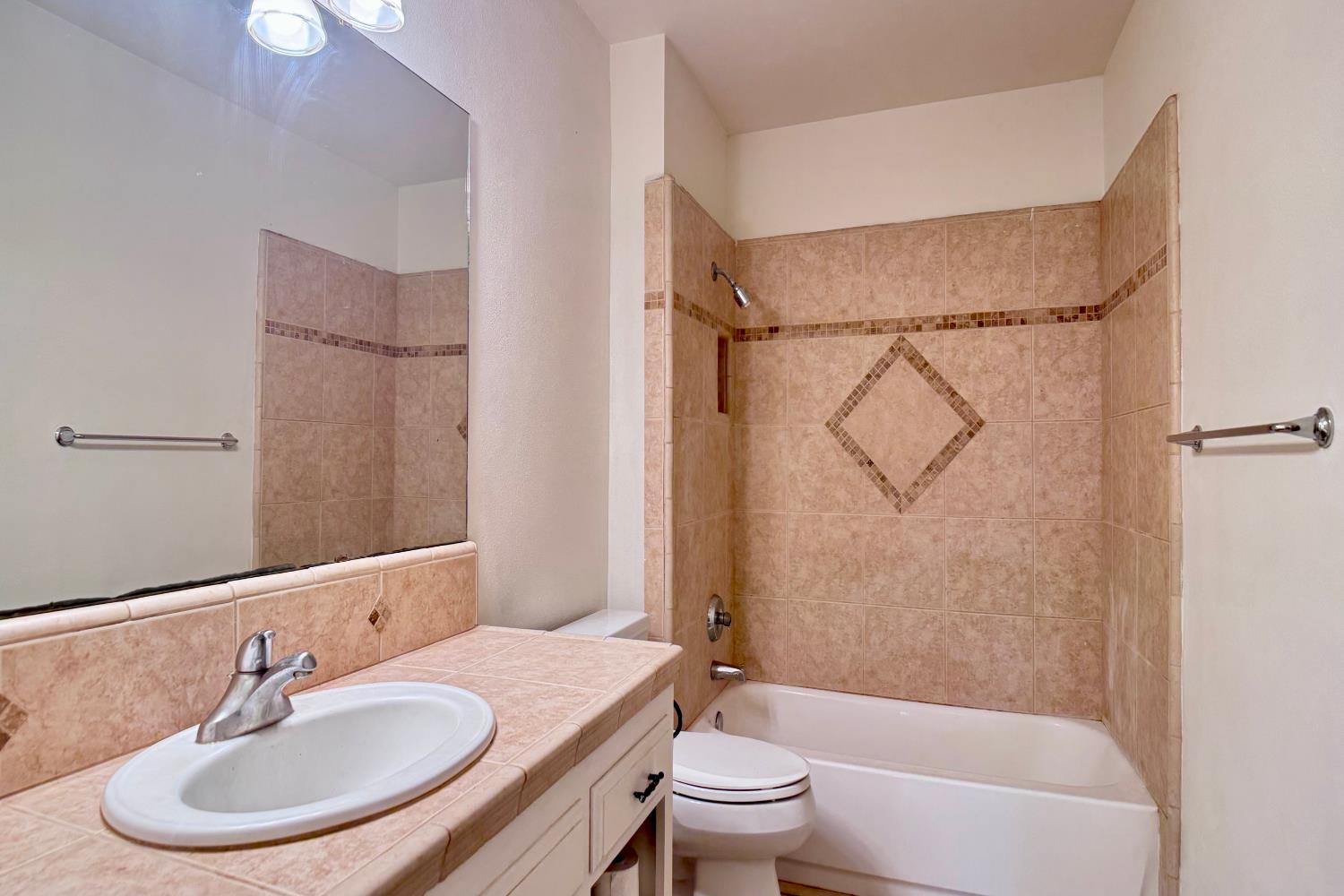 5205 W Lamona Ave, Fresno, CA 93722