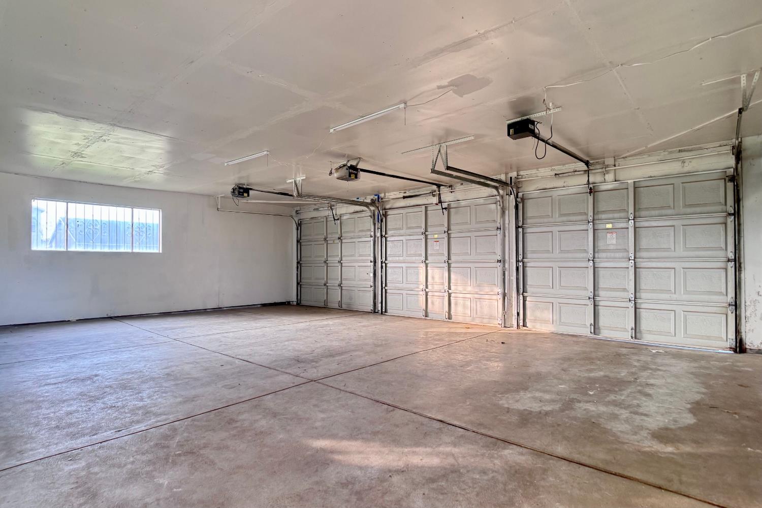 5205 W Lamona Ave, Fresno, CA 93722