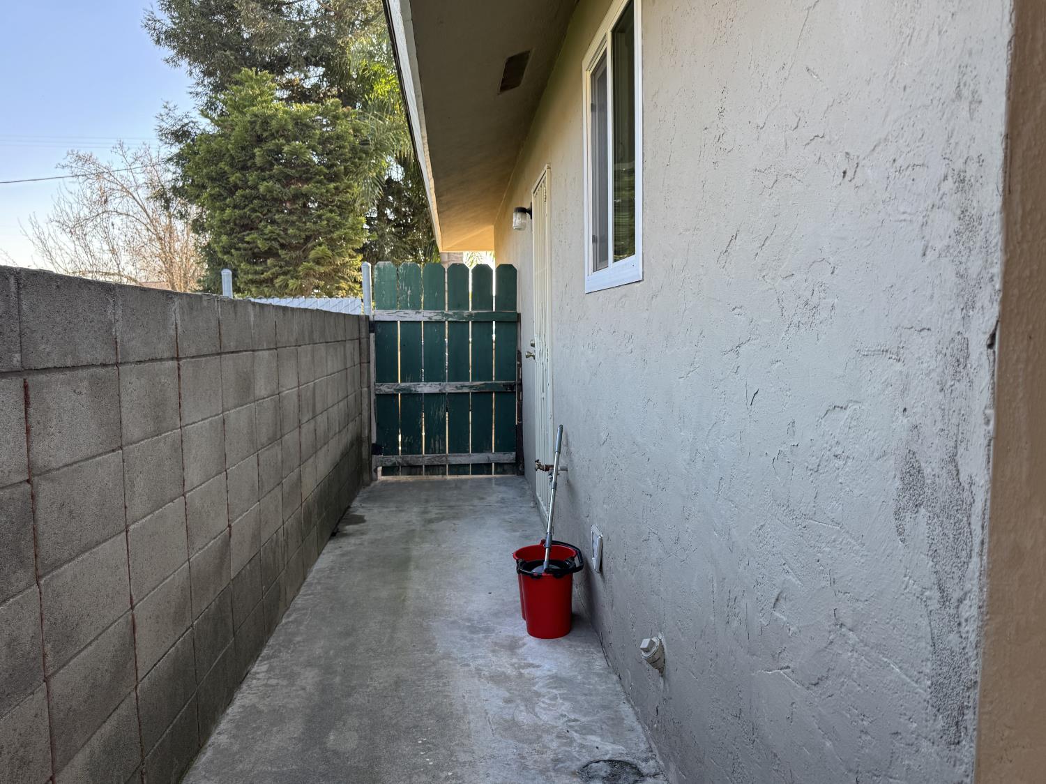 1128 W Michigan Ave, Fresno, CA 93705