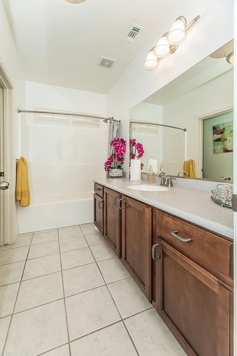 5869 E Mono St, Fresno, CA 93727