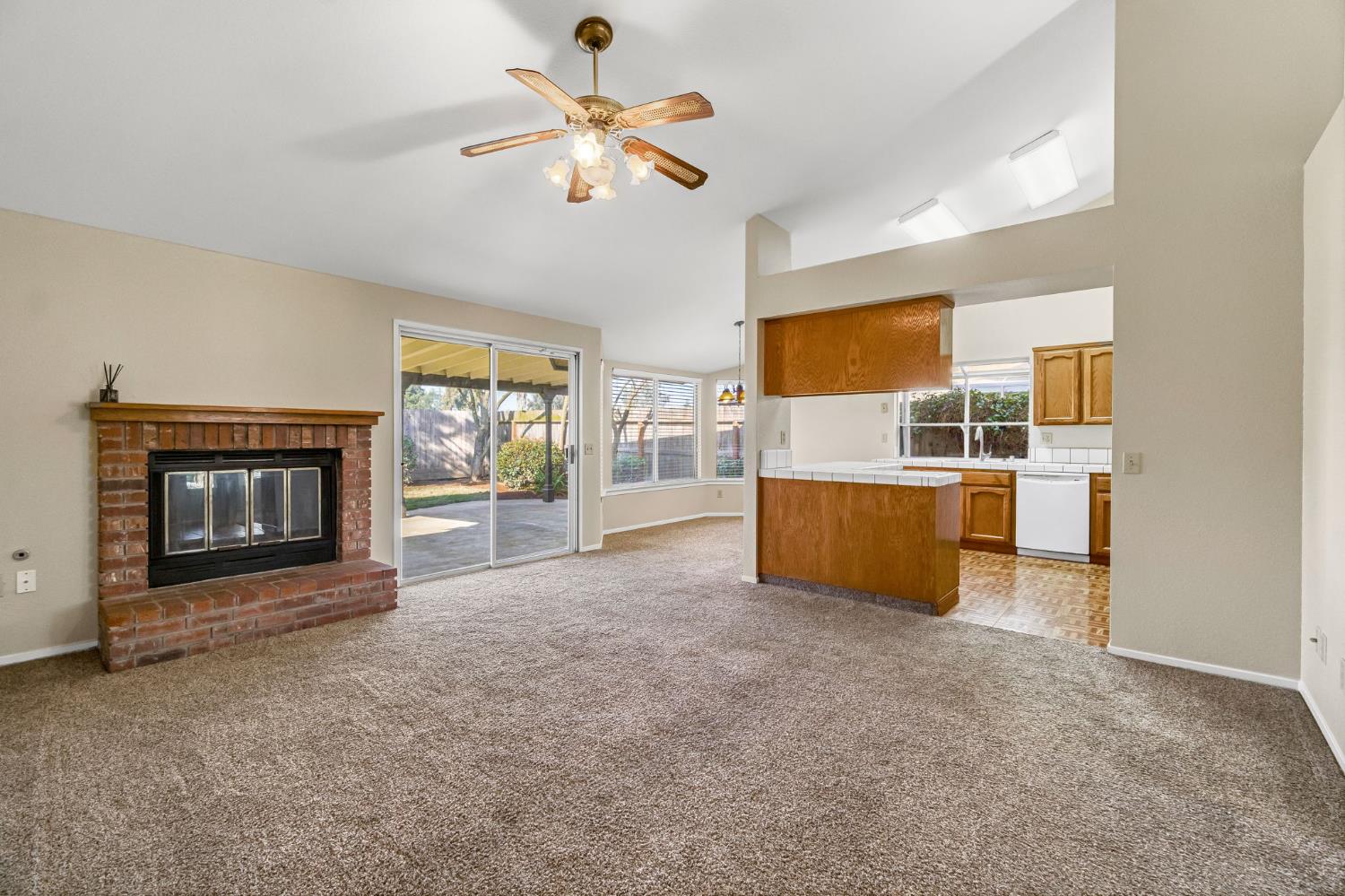 3837 N State St, Fresno, CA 93722