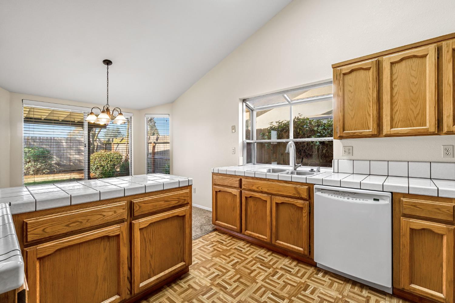 3837 N State St, Fresno, CA 93722