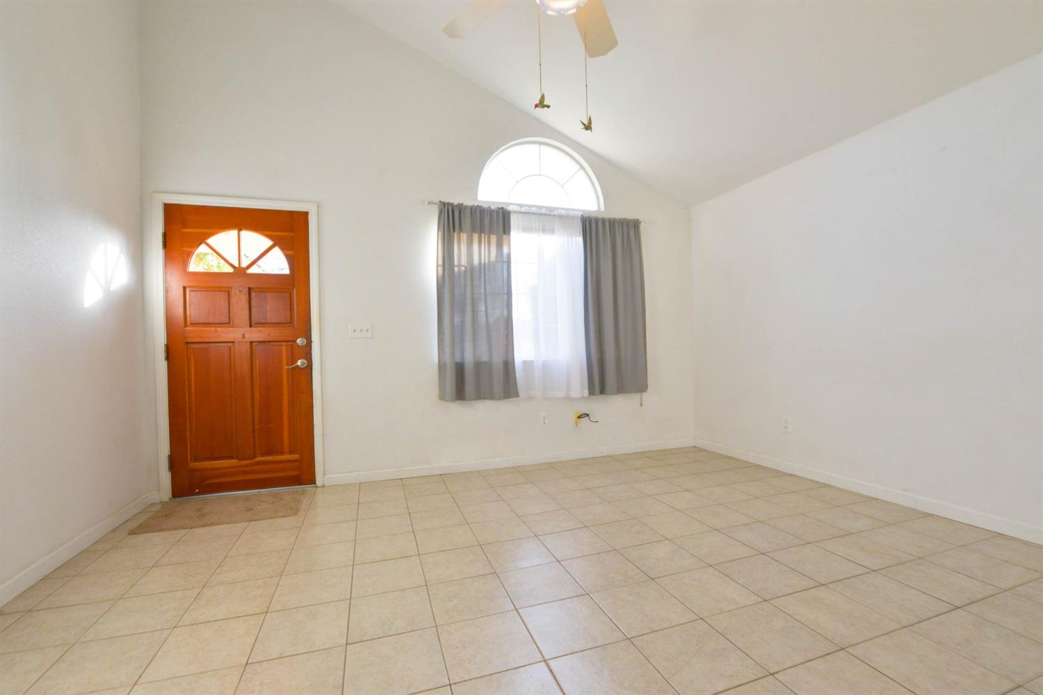 5572 W Sample Ave, Fresno, CA 93722