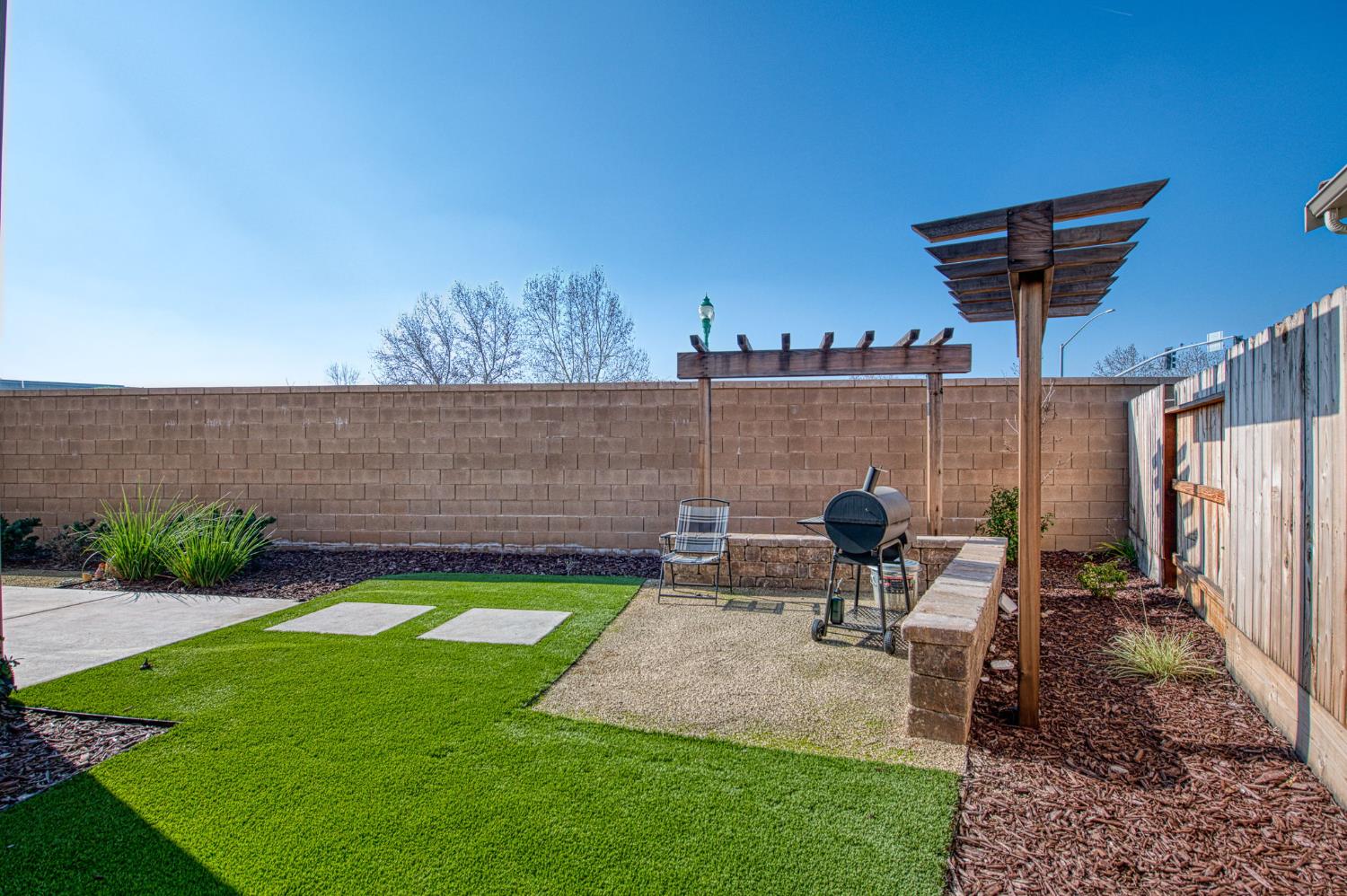 987 N Filbert Ave, Fresno, CA 93727