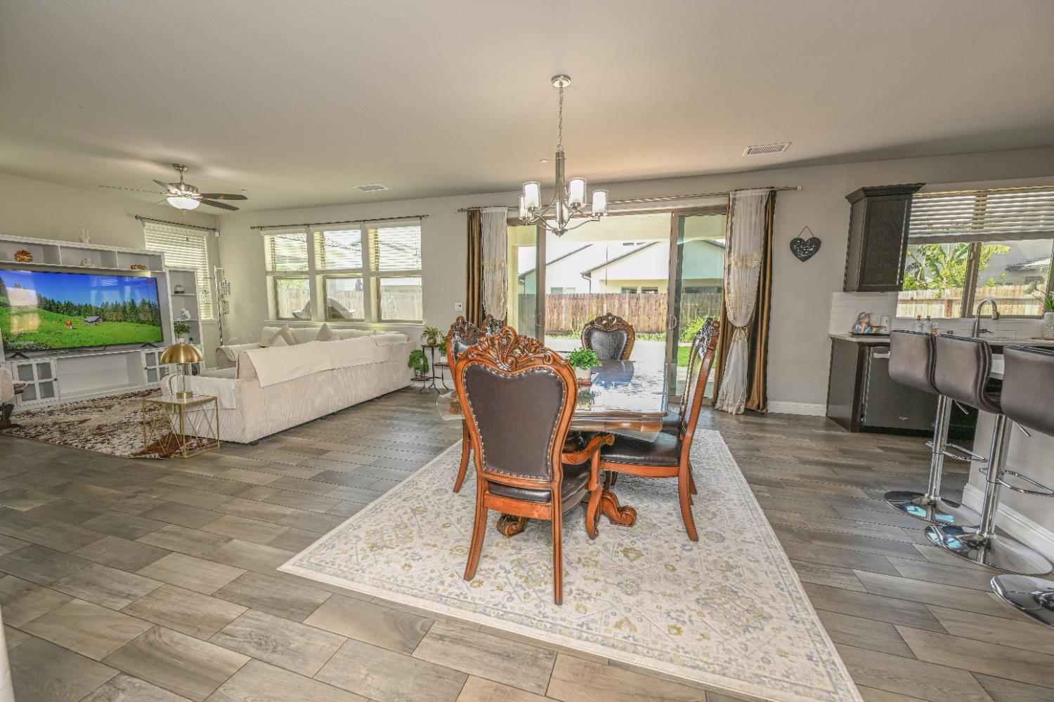 2833 N Armstrong Ave, Fresno, CA 93727