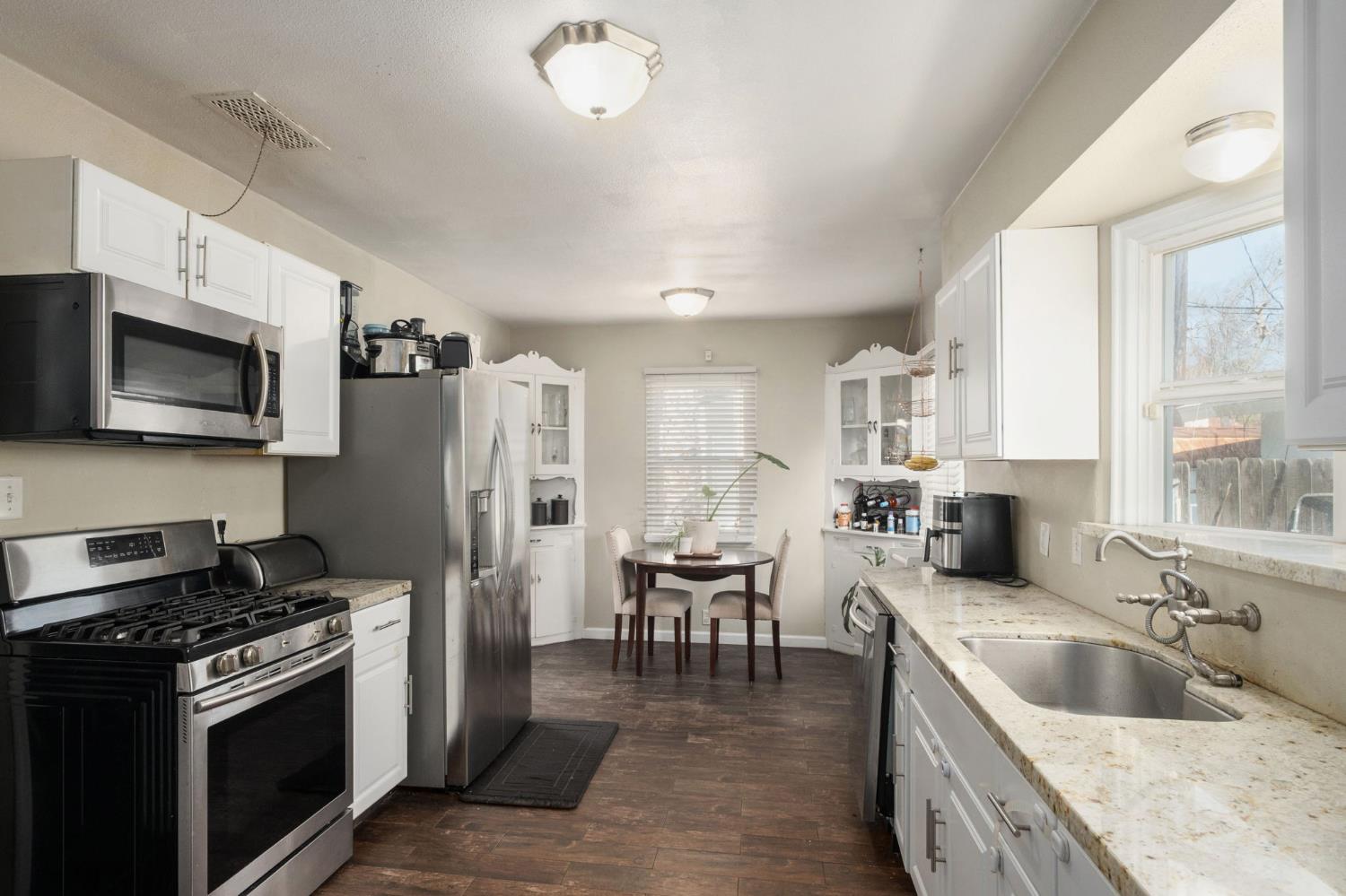 411 E Clinton Ave, Fresno, CA 93704