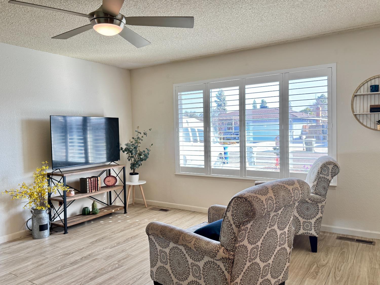 6919 N Rowell Ave, Fresno, CA 93710