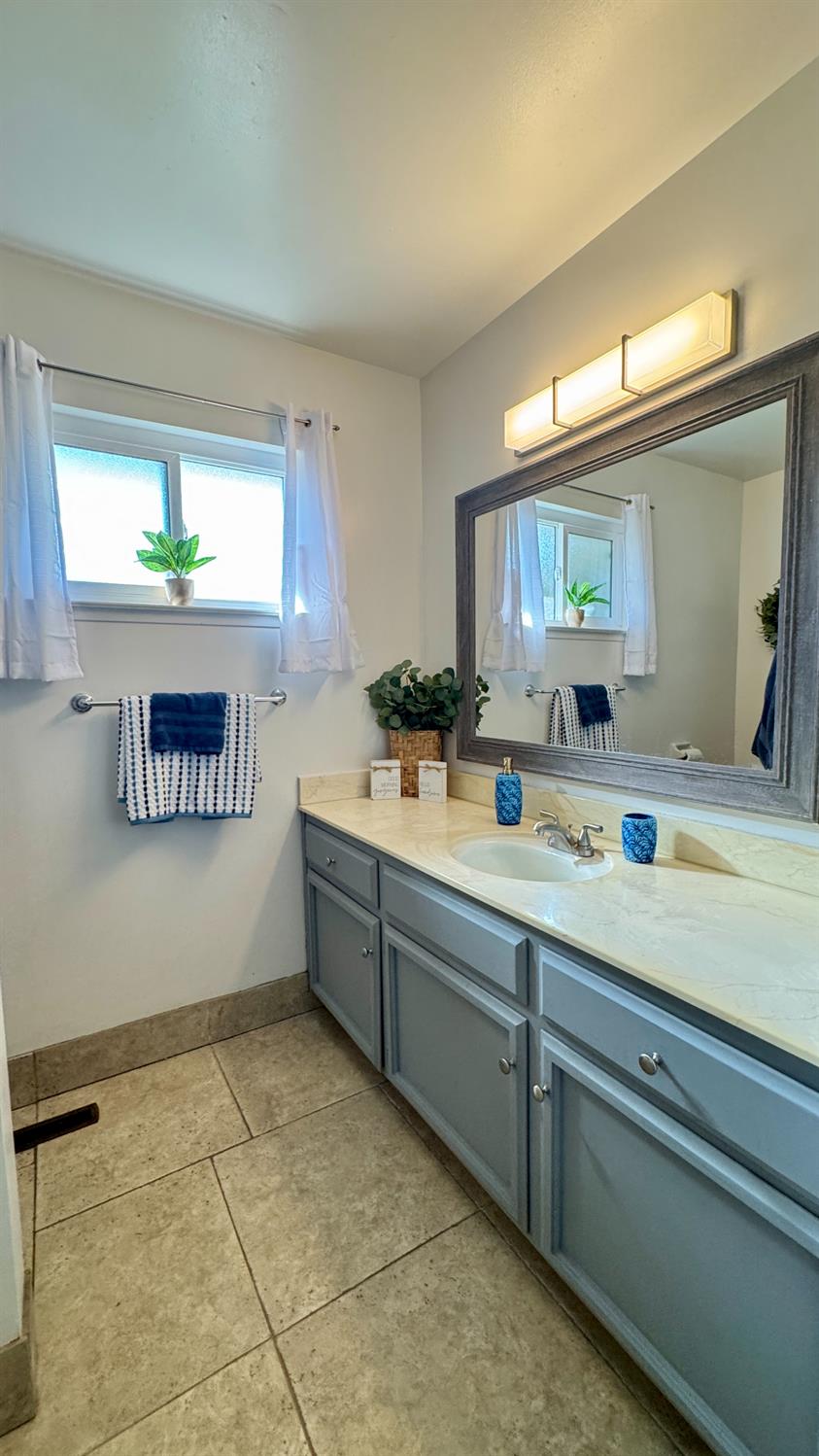 6919 N Rowell Ave, Fresno, CA 93710