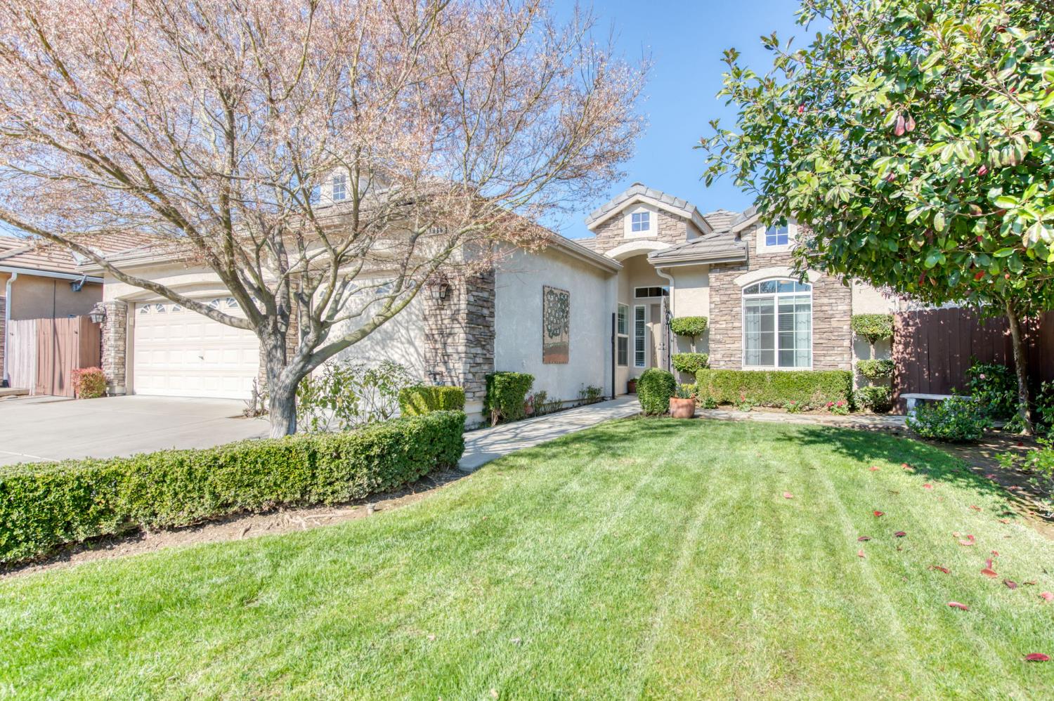 1086 E Olympic Dr, Fresno, CA 93730