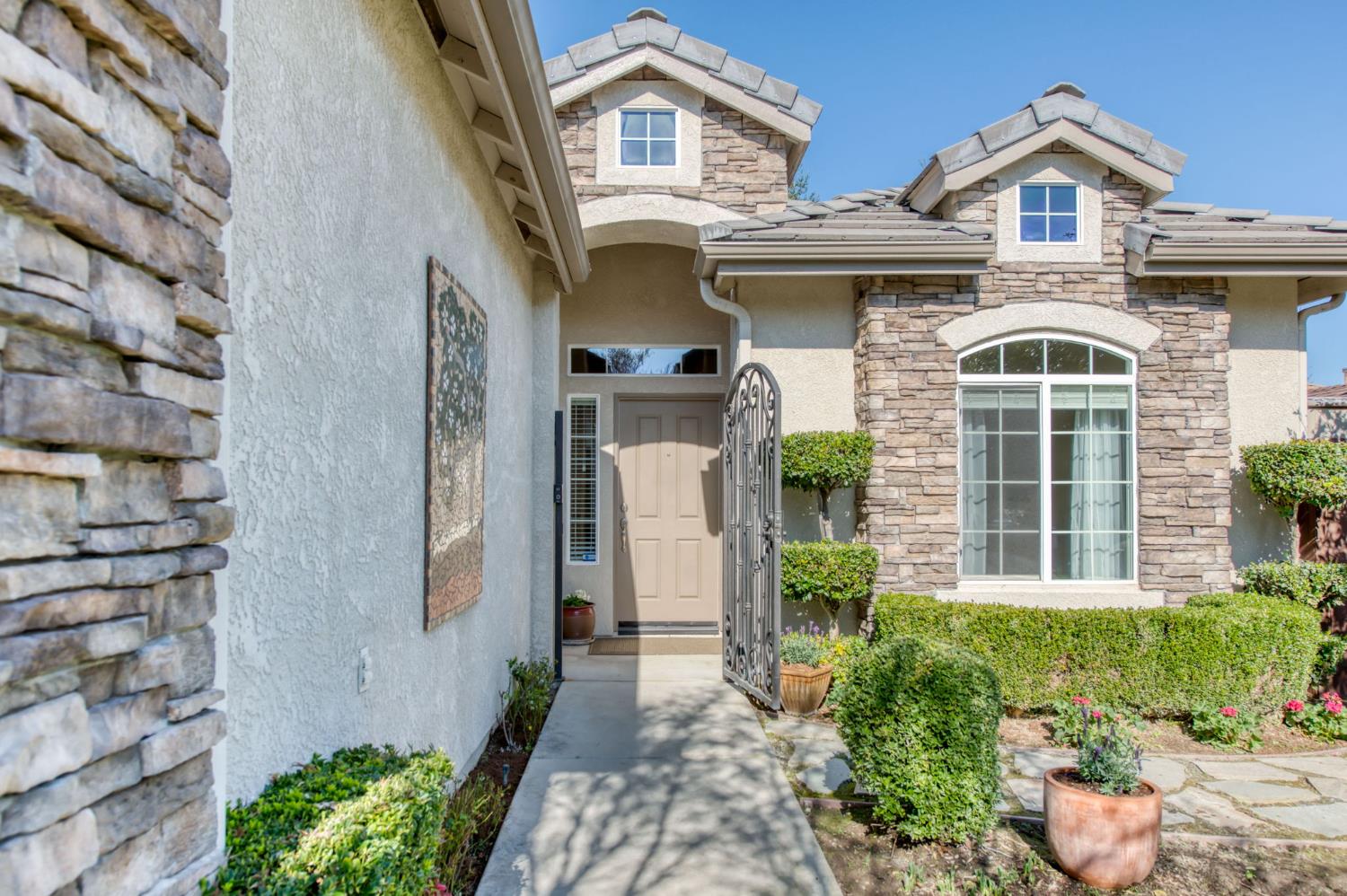 1086 E Olympic Dr, Fresno, CA 93730