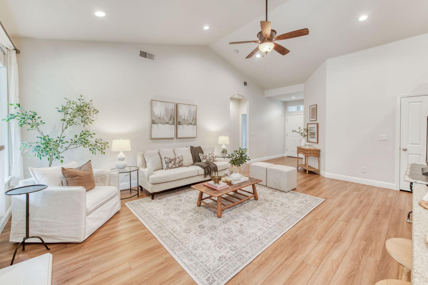 1086 E Olympic Dr, Fresno, CA 93730