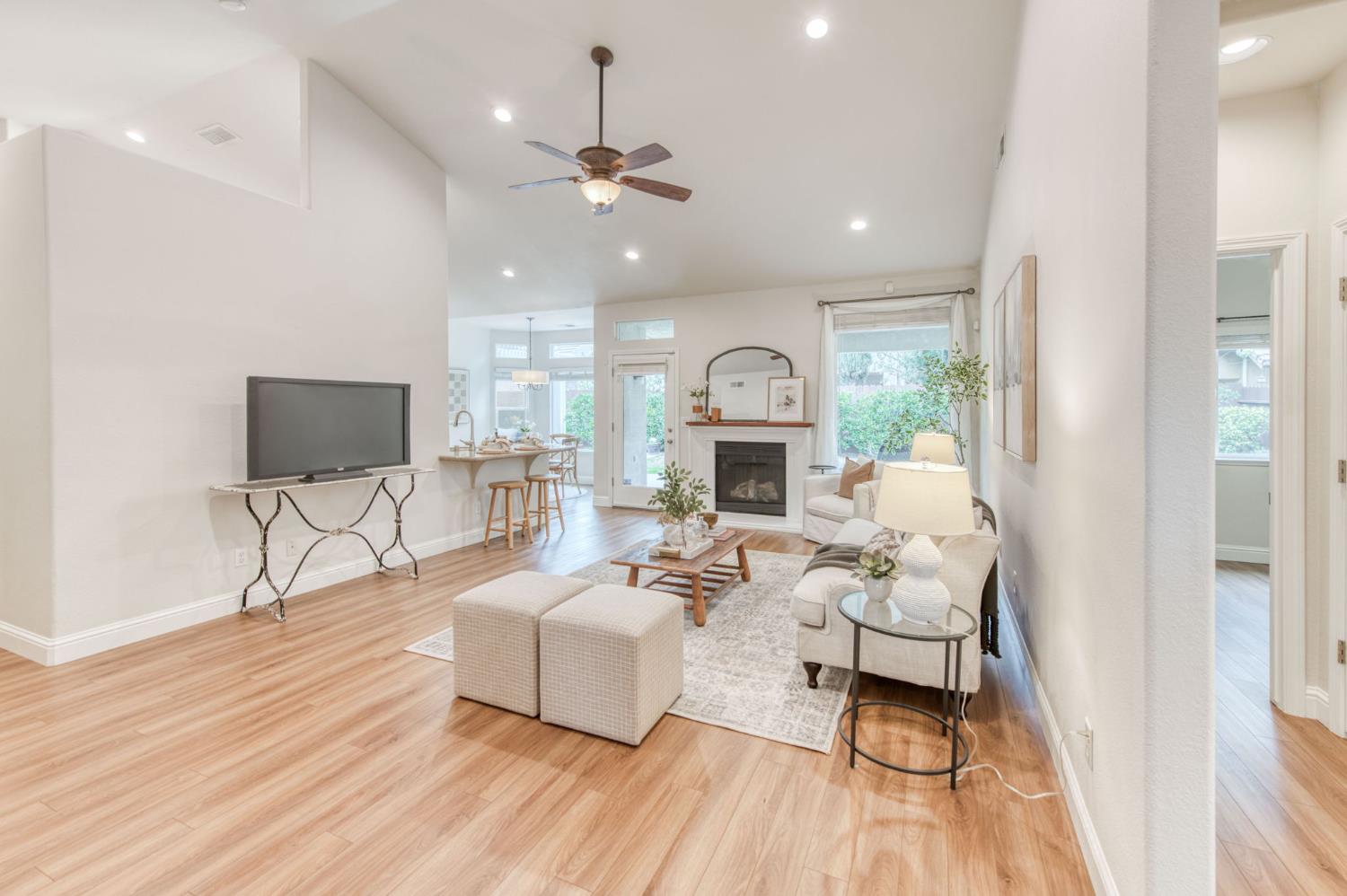 1086 E Olympic Dr, Fresno, CA 93730