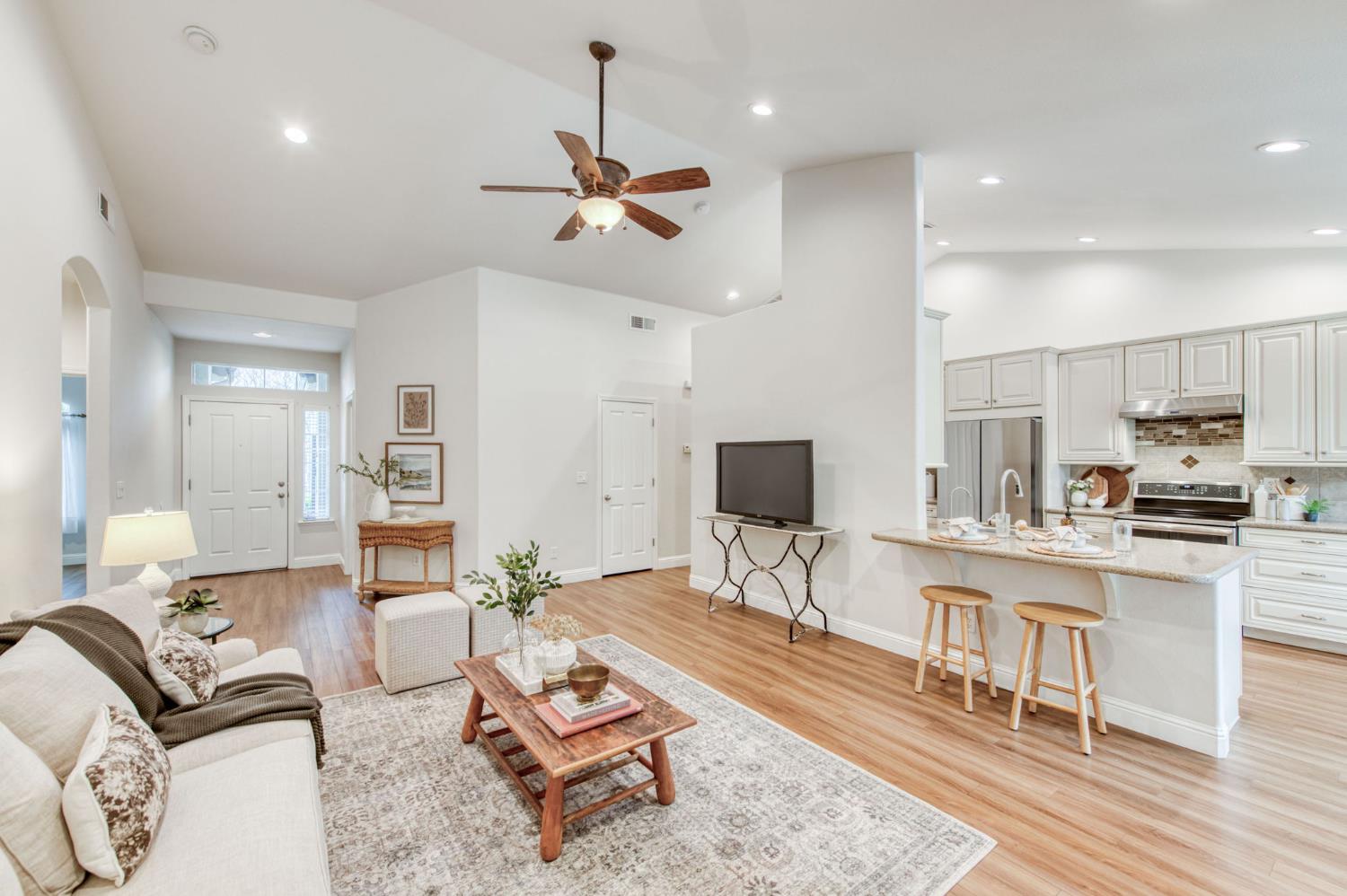 1086 E Olympic Dr, Fresno, CA 93730