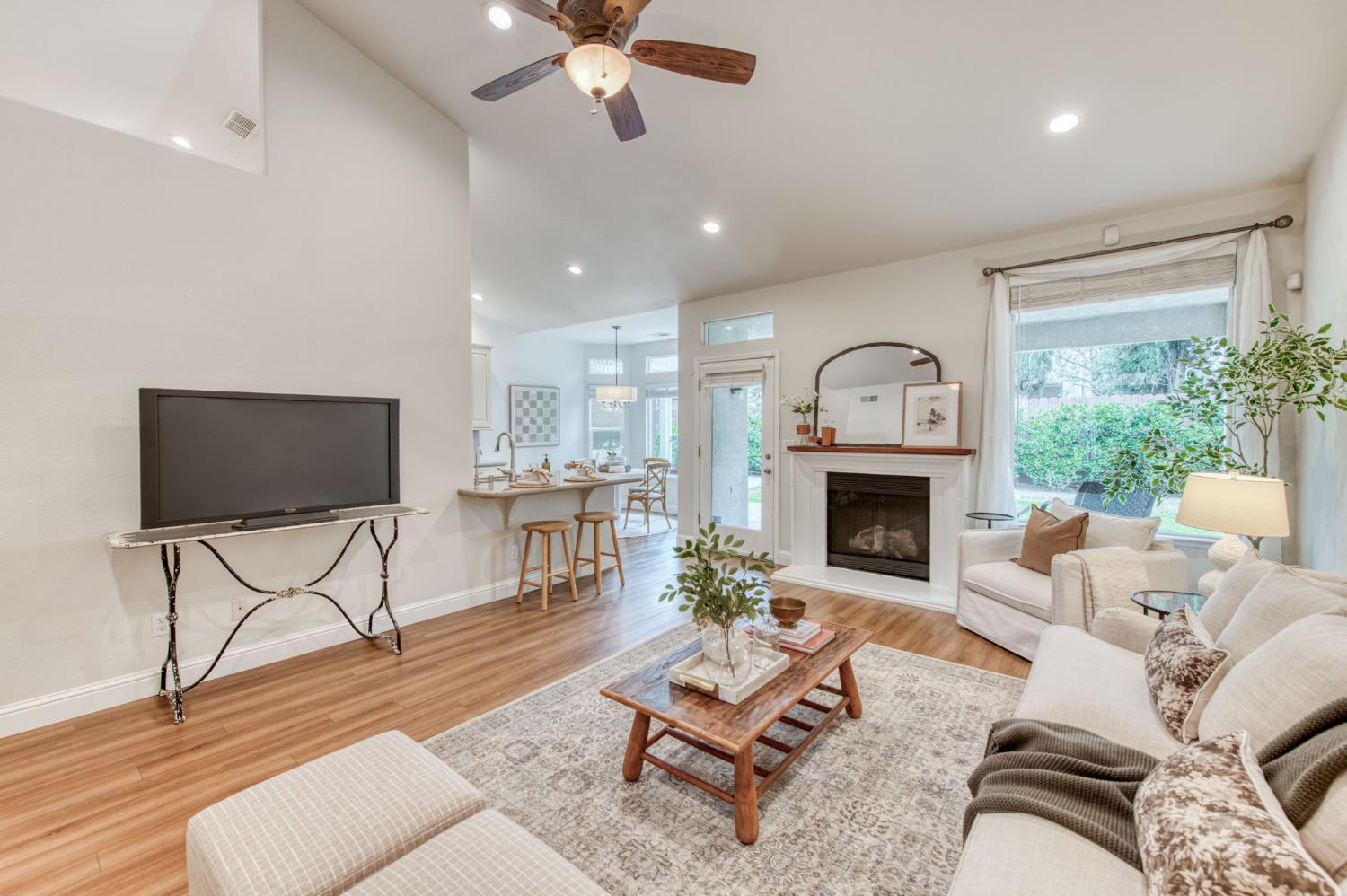 1086 E Olympic Dr, Fresno, CA 93730