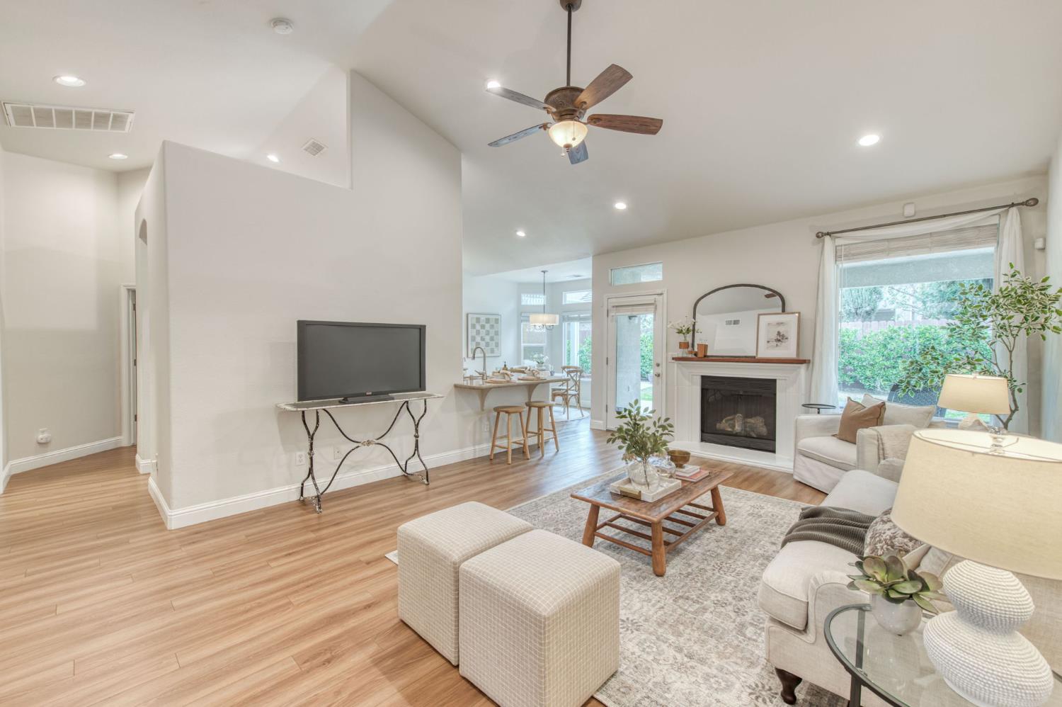 1086 E Olympic Dr, Fresno, CA 93730