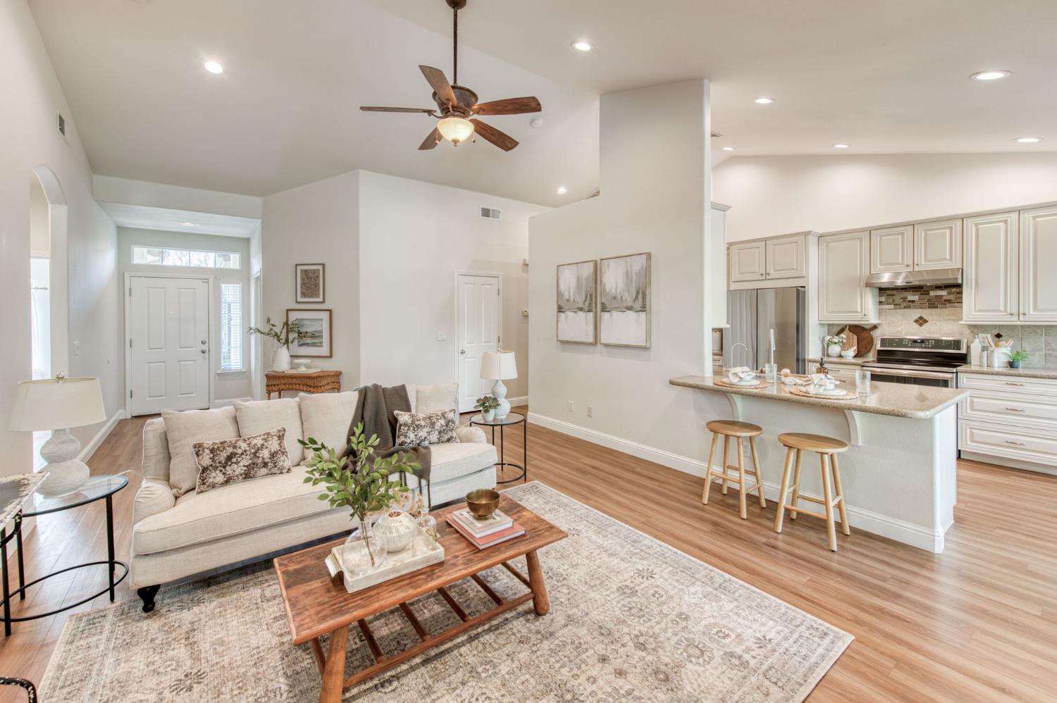 1086 E Olympic Dr, Fresno, CA 93730