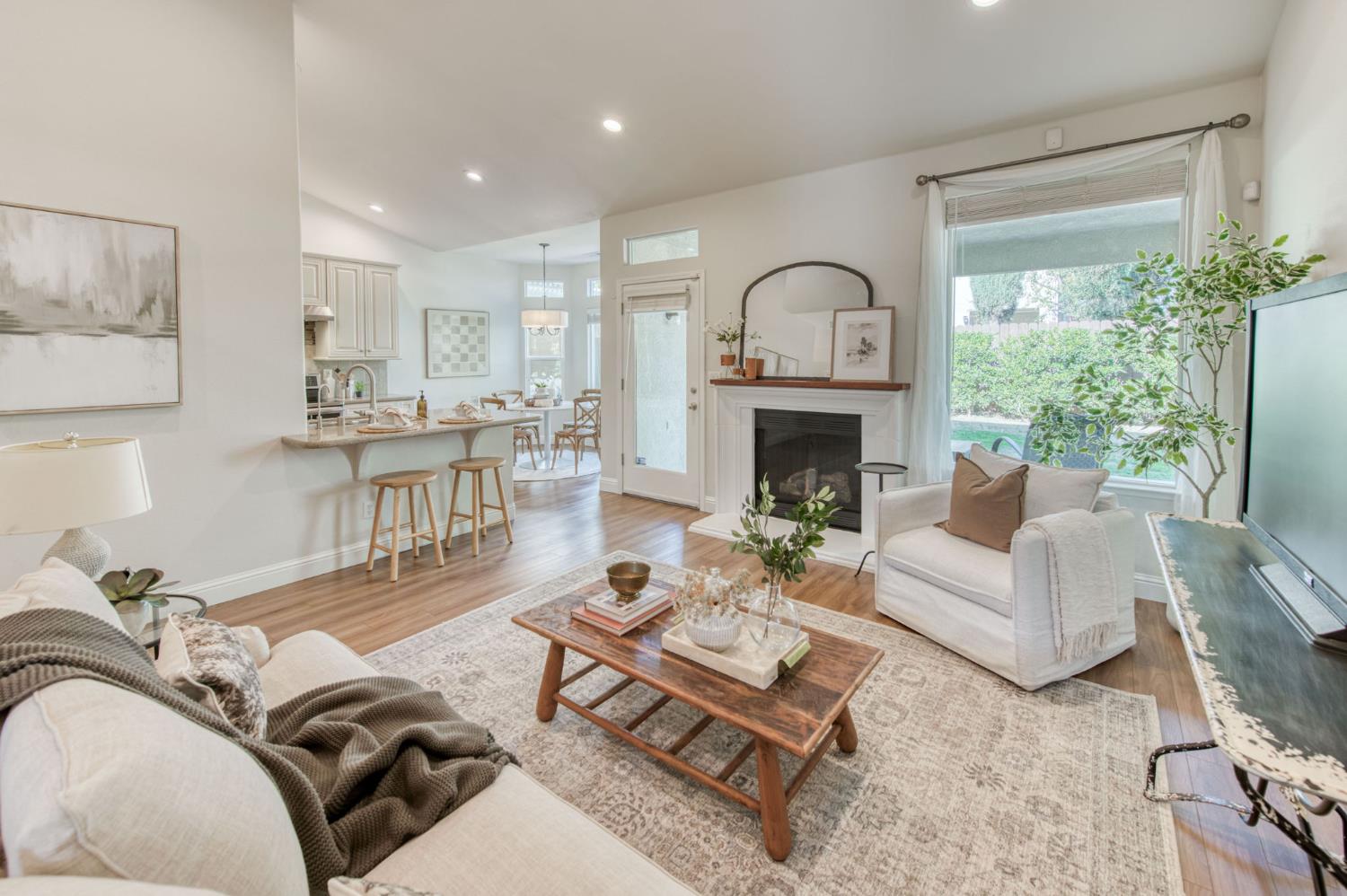 1086 E Olympic Dr, Fresno, CA 93730