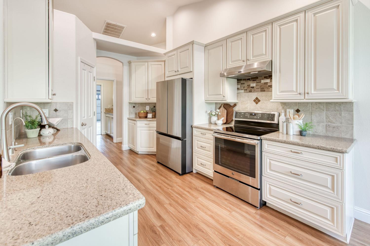 1086 E Olympic Dr, Fresno, CA 93730