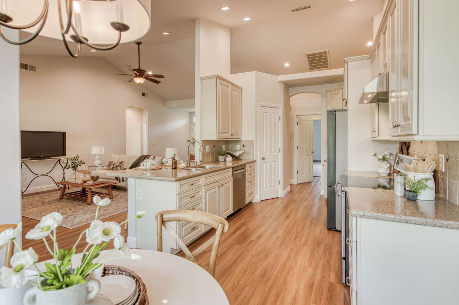 1086 E Olympic Dr, Fresno, CA 93730