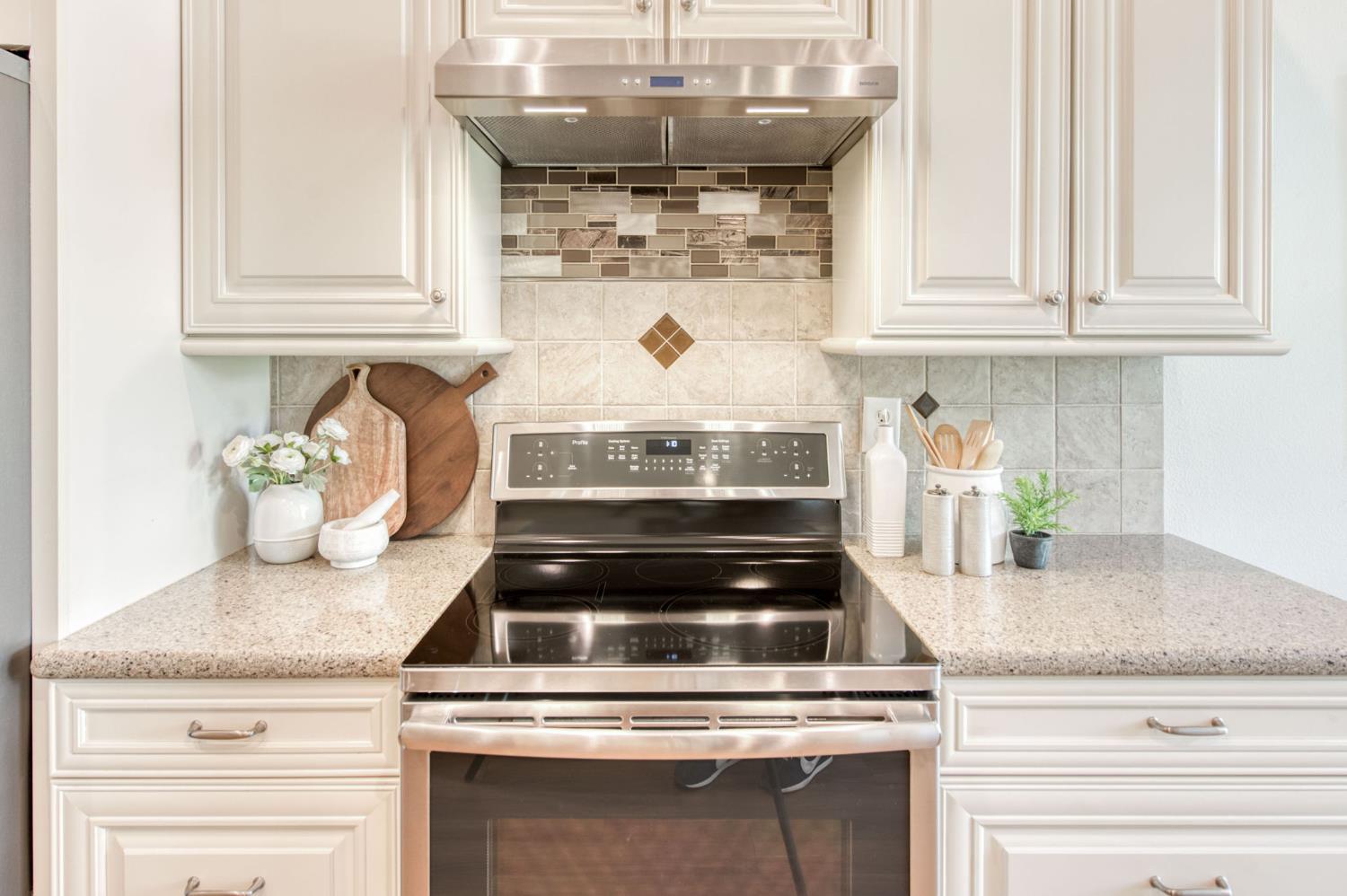 1086 E Olympic Dr, Fresno, CA 93730