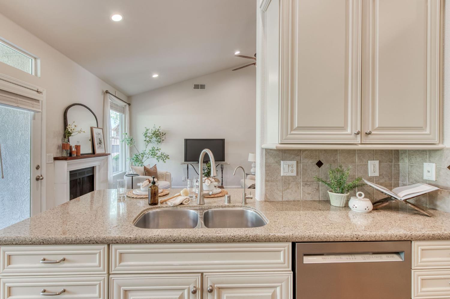 1086 E Olympic Dr, Fresno, CA 93730