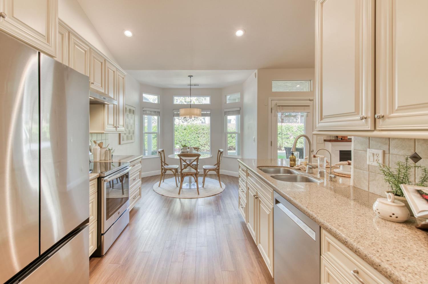 1086 E Olympic Dr, Fresno, CA 93730