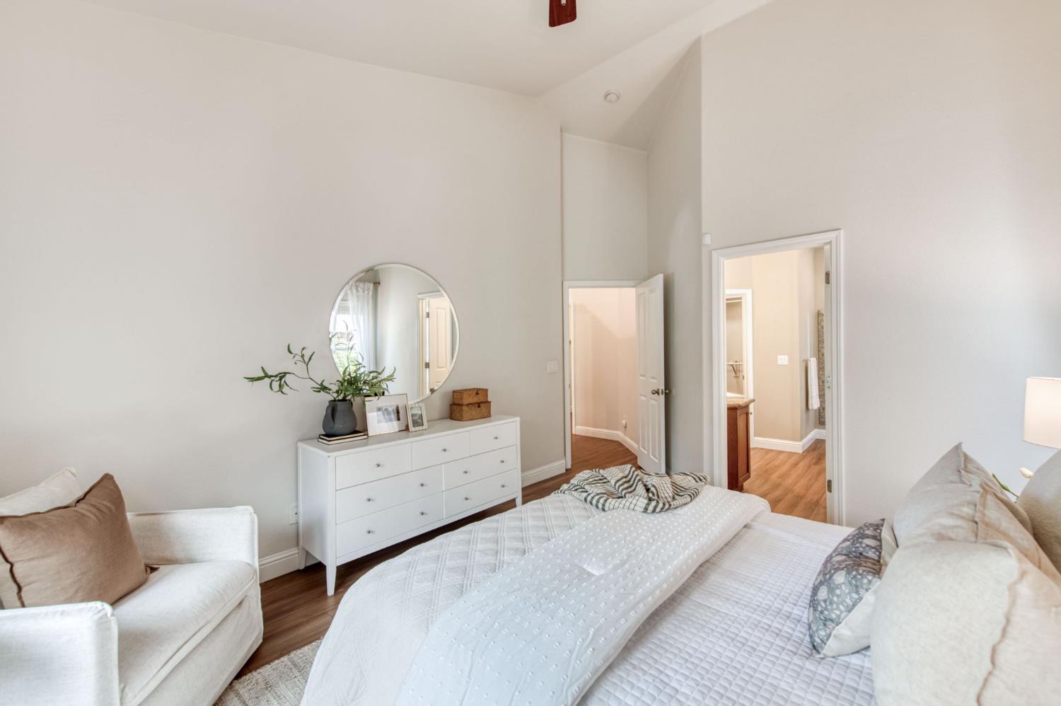 1086 E Olympic Dr, Fresno, CA 93730