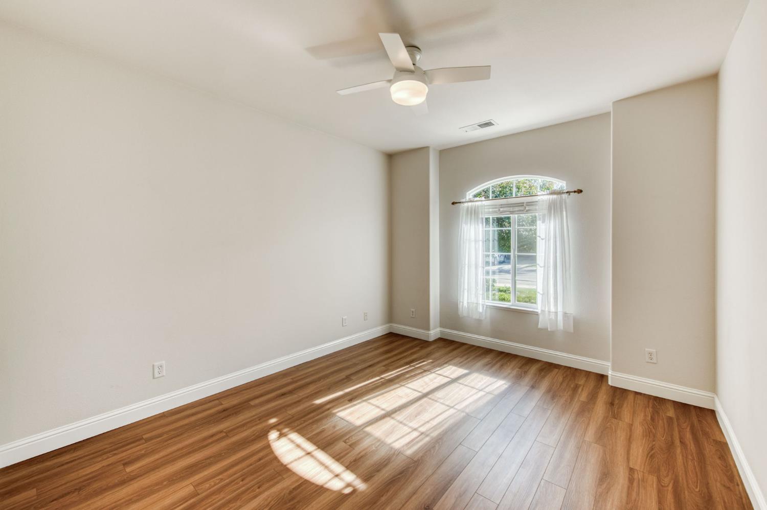 1086 E Olympic Dr, Fresno, CA 93730