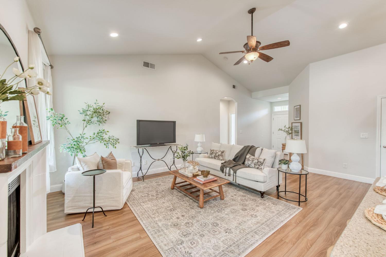 1086 E Olympic Dr, Fresno, CA 93730