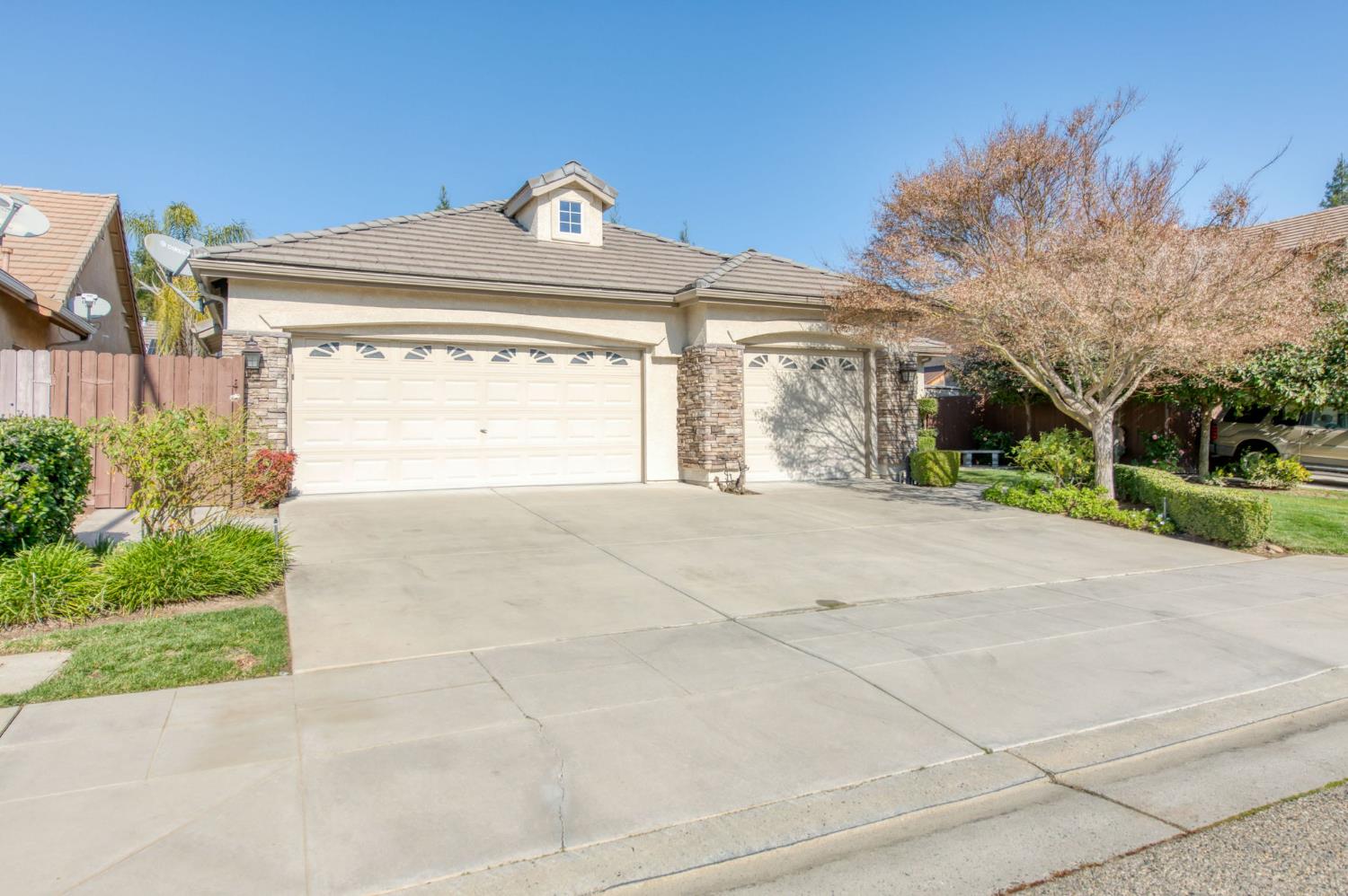 1086 E Olympic Dr, Fresno, CA 93730