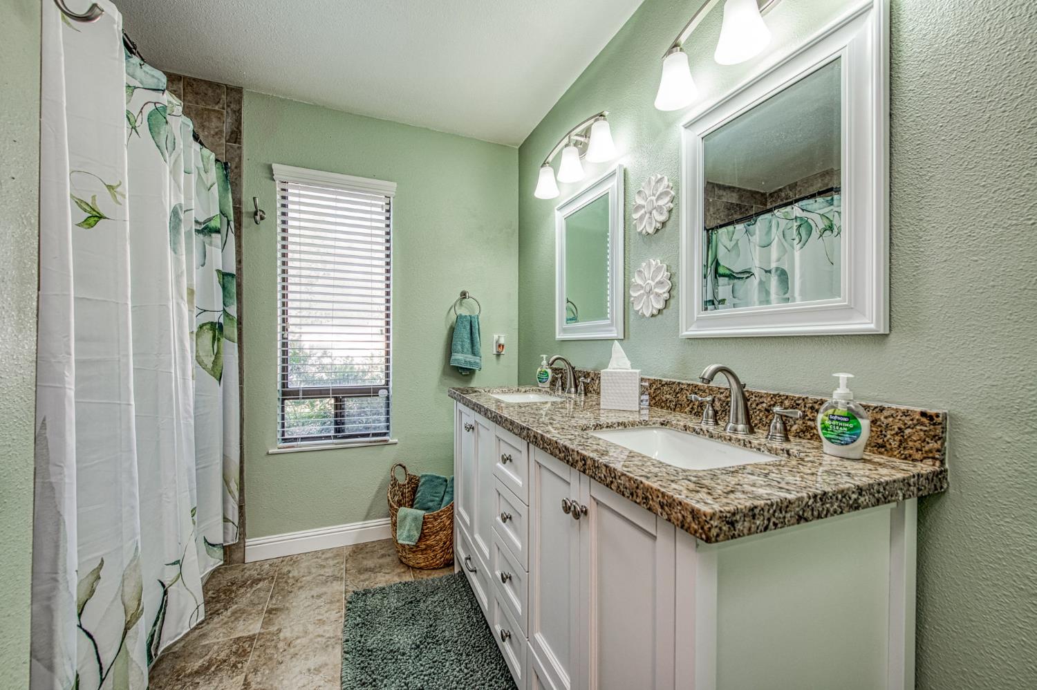 1557 W Warner Ave, Fresno, CA 93711