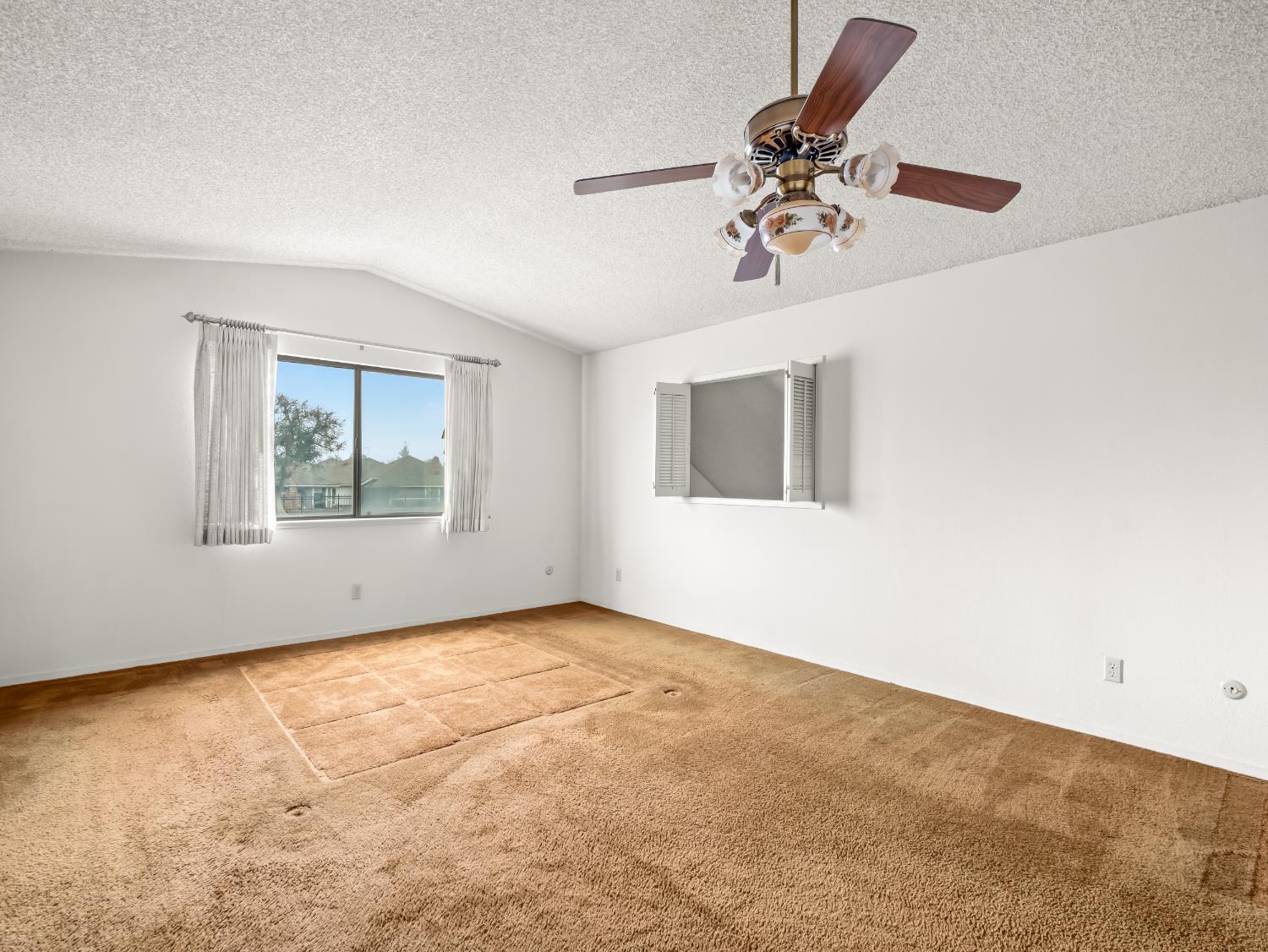 8020 N Angus St, Fresno, CA 93720