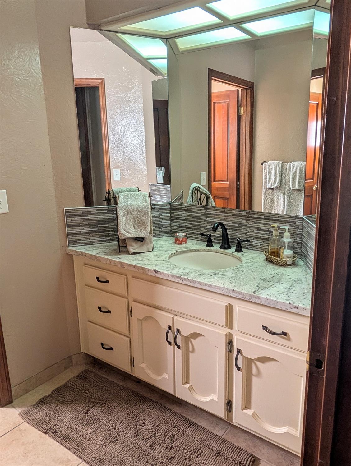 8448 N Bond St, Fresno, CA 93720