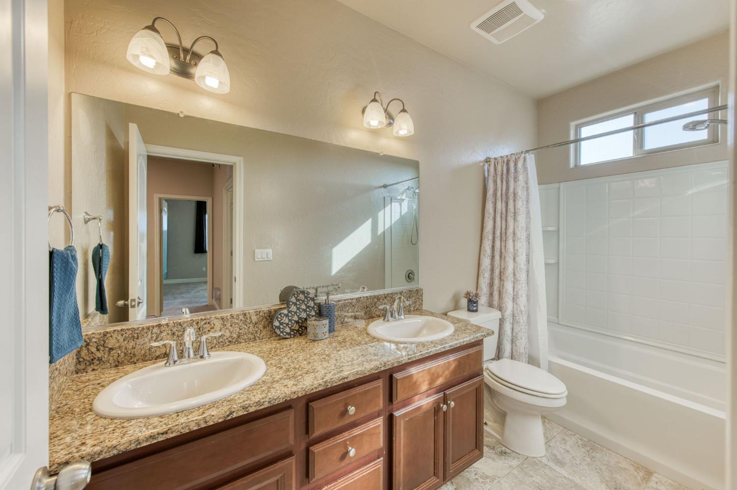 3341 N Pearwood Ave, Fresno, CA 93727