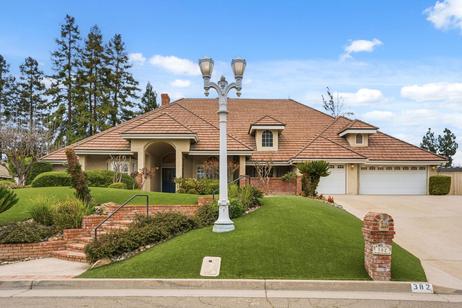 382 E Walnut Hill Ave, Fresno, CA 93720