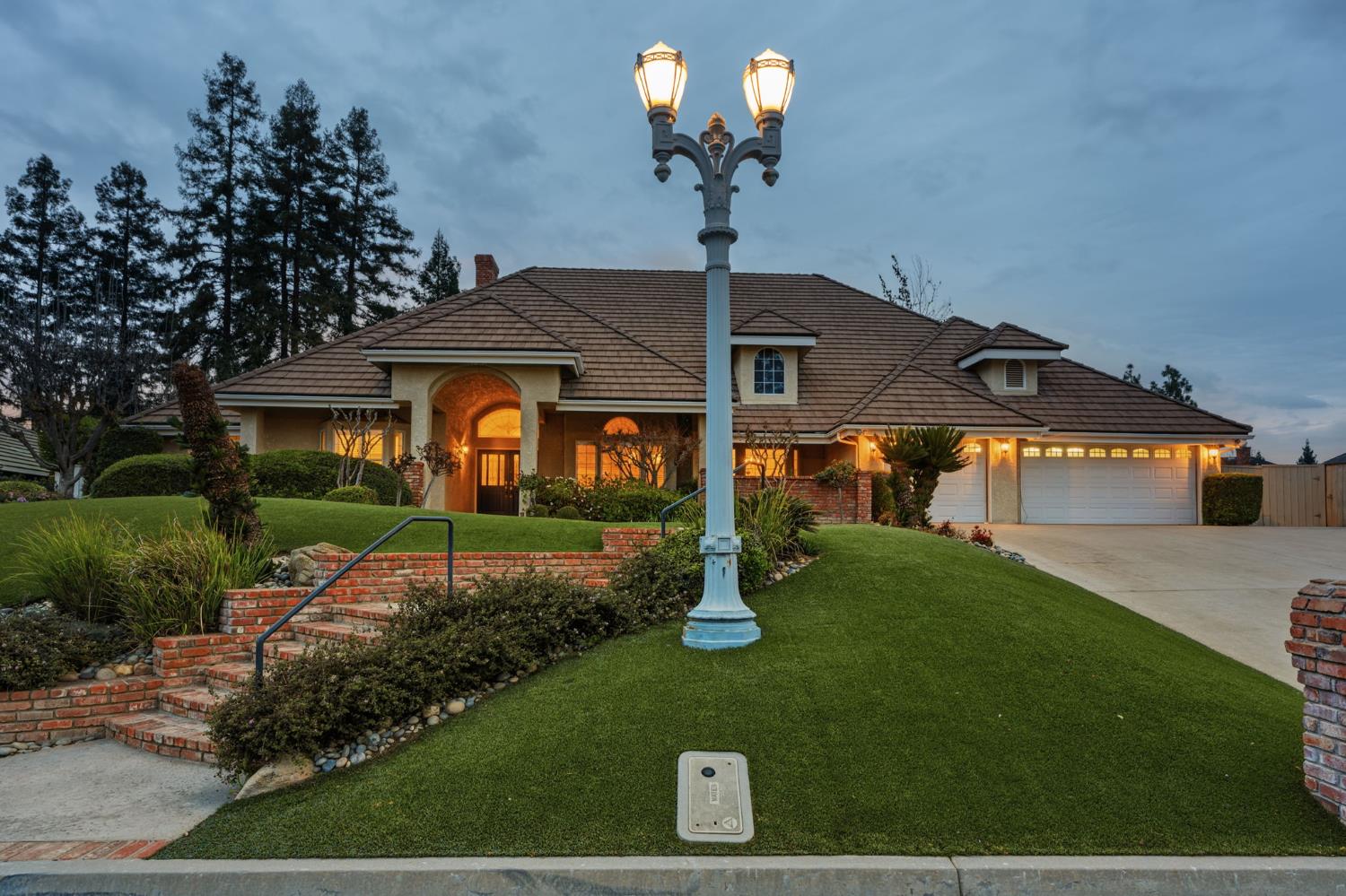 382 E Walnut Hill Ave, Fresno, CA 93720