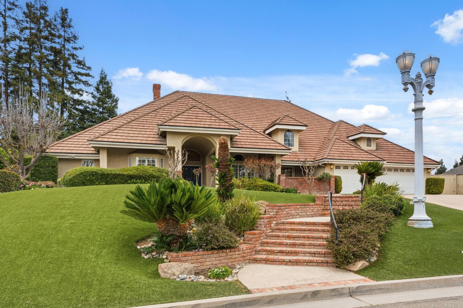 382 E Walnut Hill Ave, Fresno, CA 93720