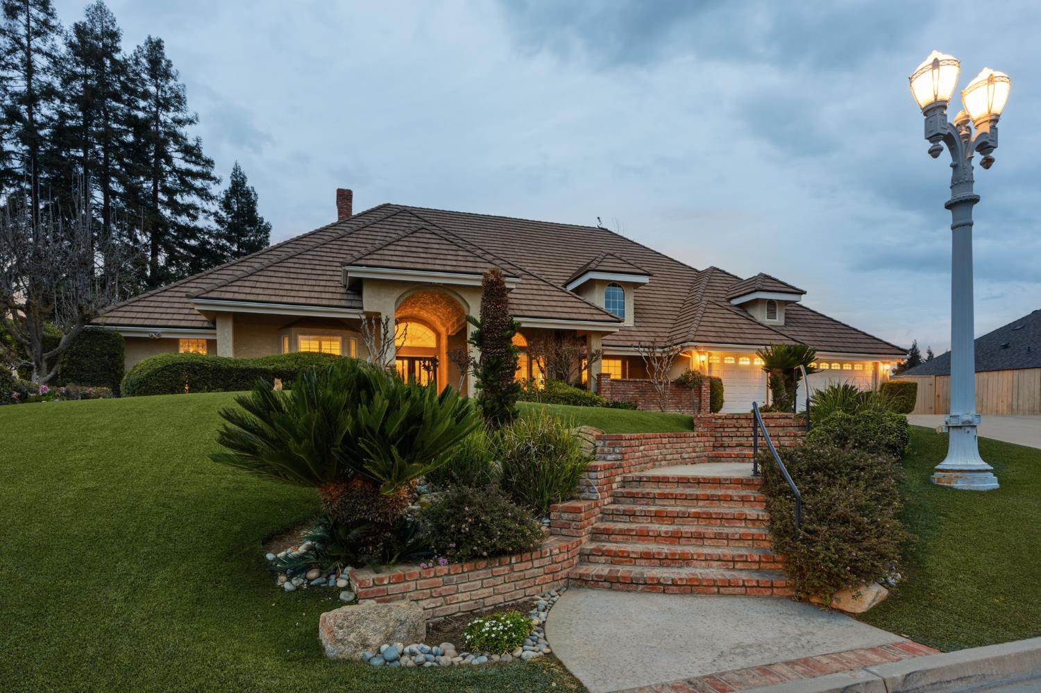 382 E Walnut Hill Ave, Fresno, CA 93720