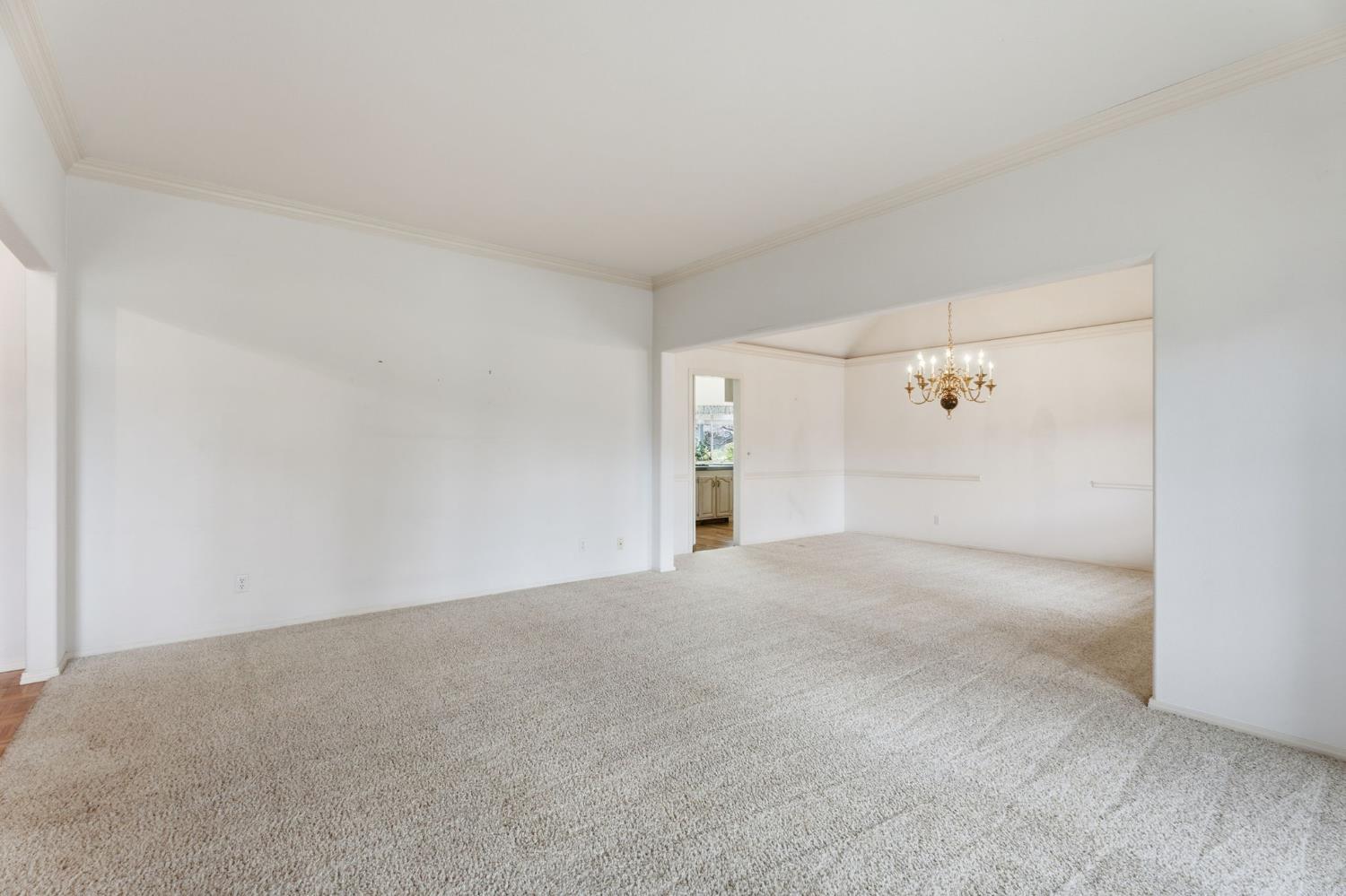 382 E Walnut Hill Ave, Fresno, CA 93720