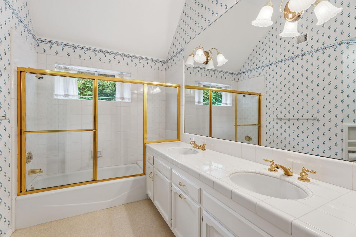 382 E Walnut Hill Ave, Fresno, CA 93720