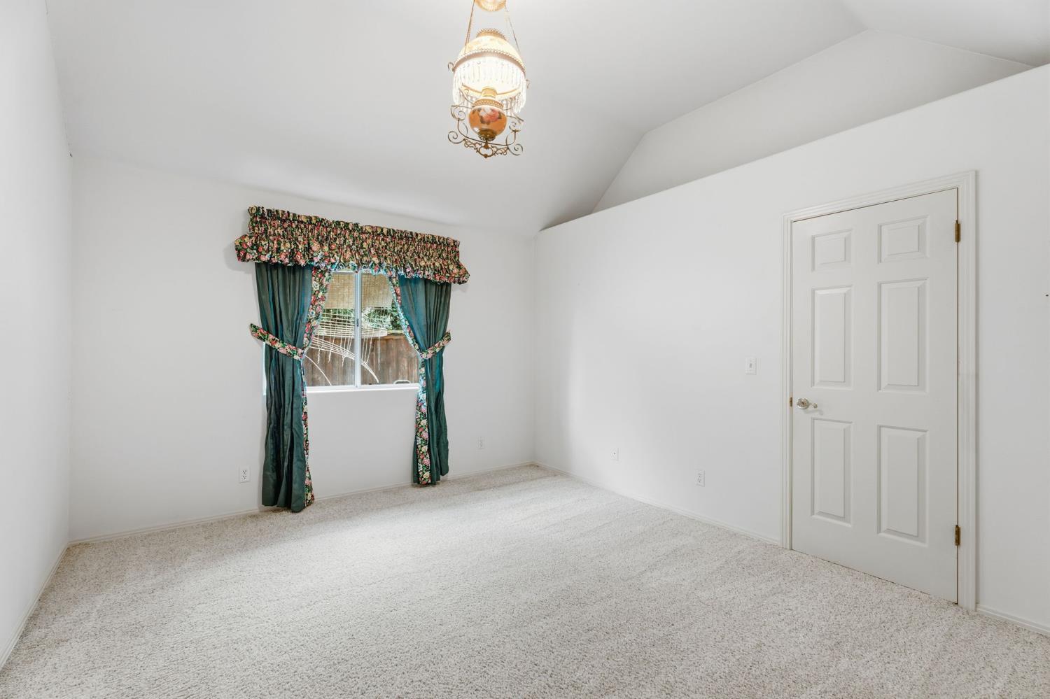 382 E Walnut Hill Ave, Fresno, CA 93720