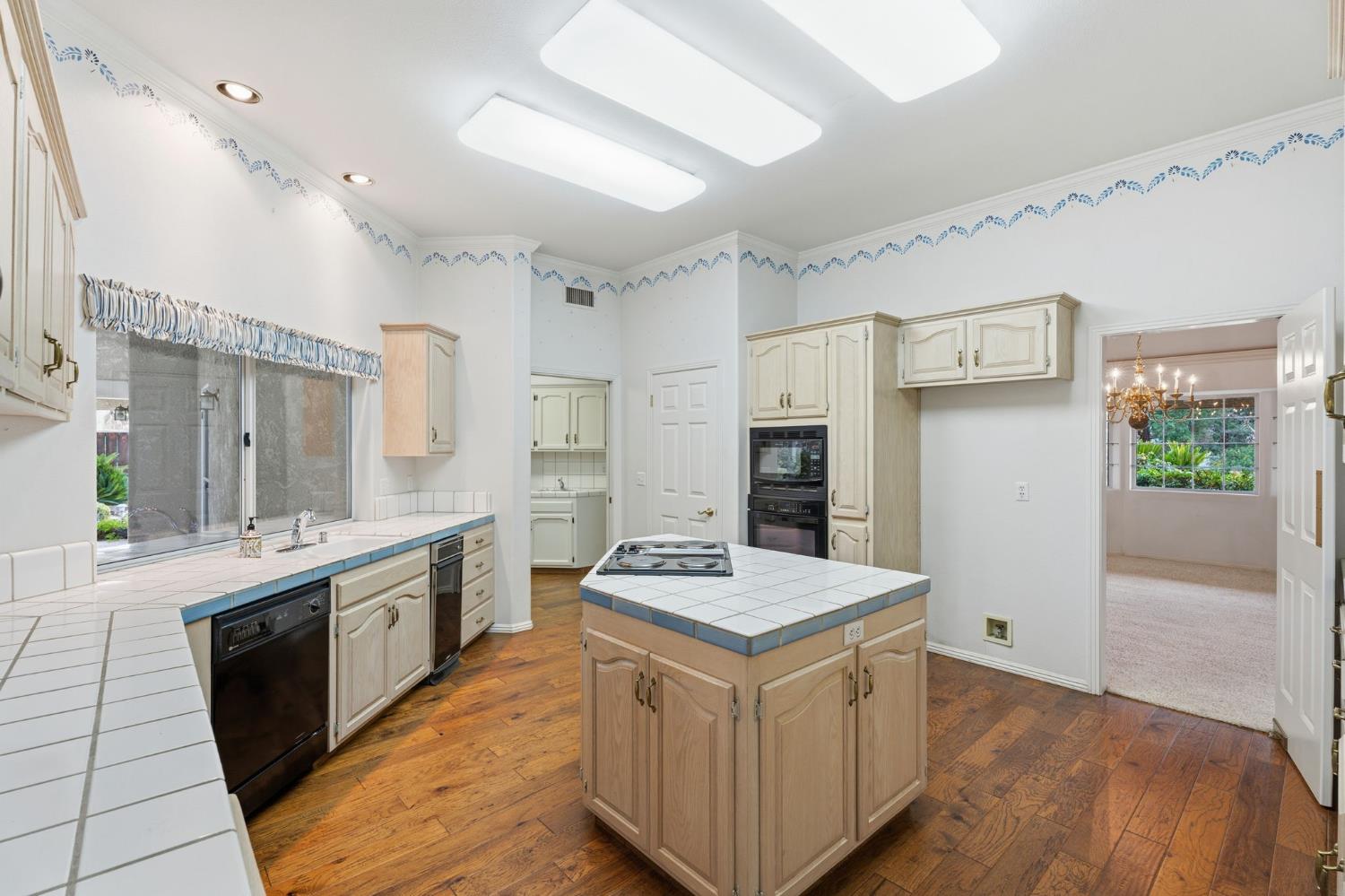 382 E Walnut Hill Ave, Fresno, CA 93720