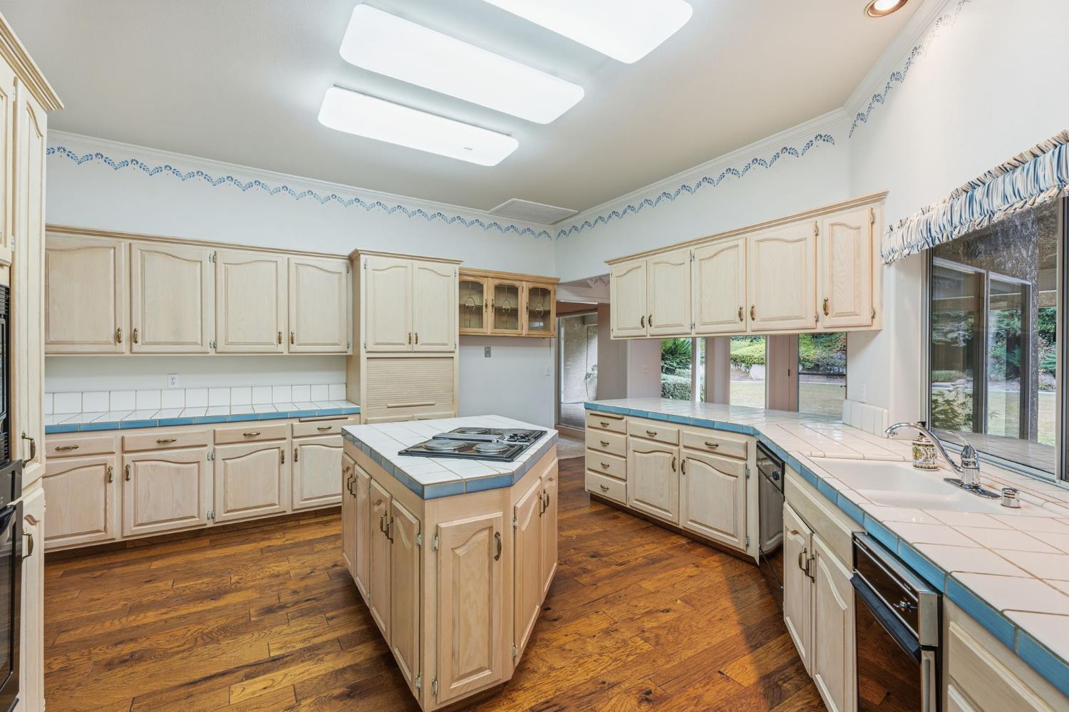 382 E Walnut Hill Ave, Fresno, CA 93720