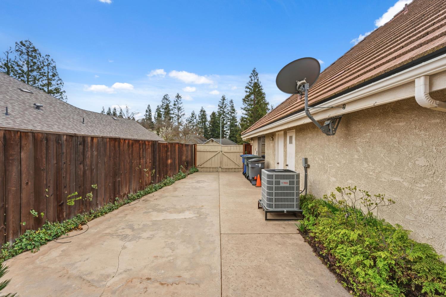 382 E Walnut Hill Ave, Fresno, CA 93720