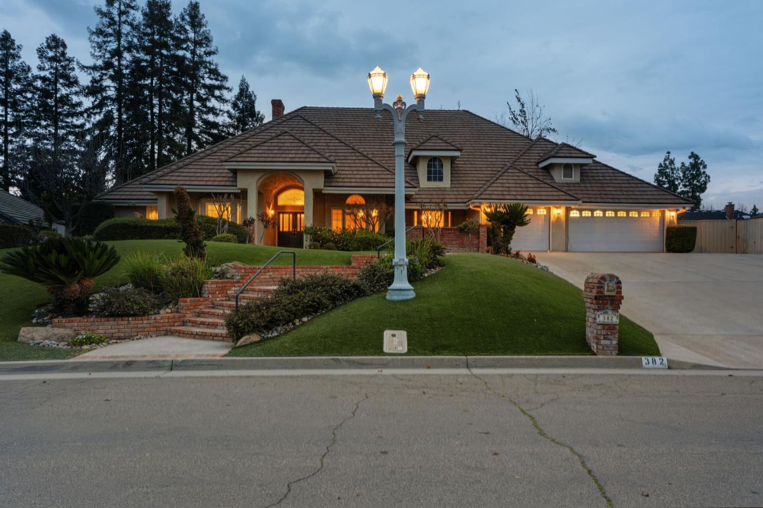 382 E Walnut Hill Ave, Fresno, CA 93720