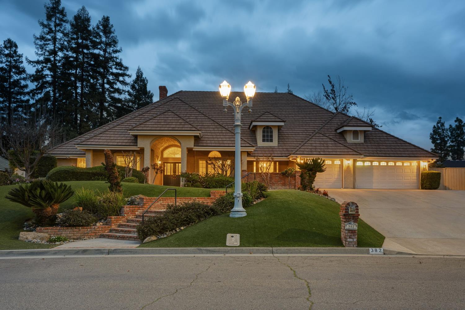 382 E Walnut Hill Ave, Fresno, CA 93720